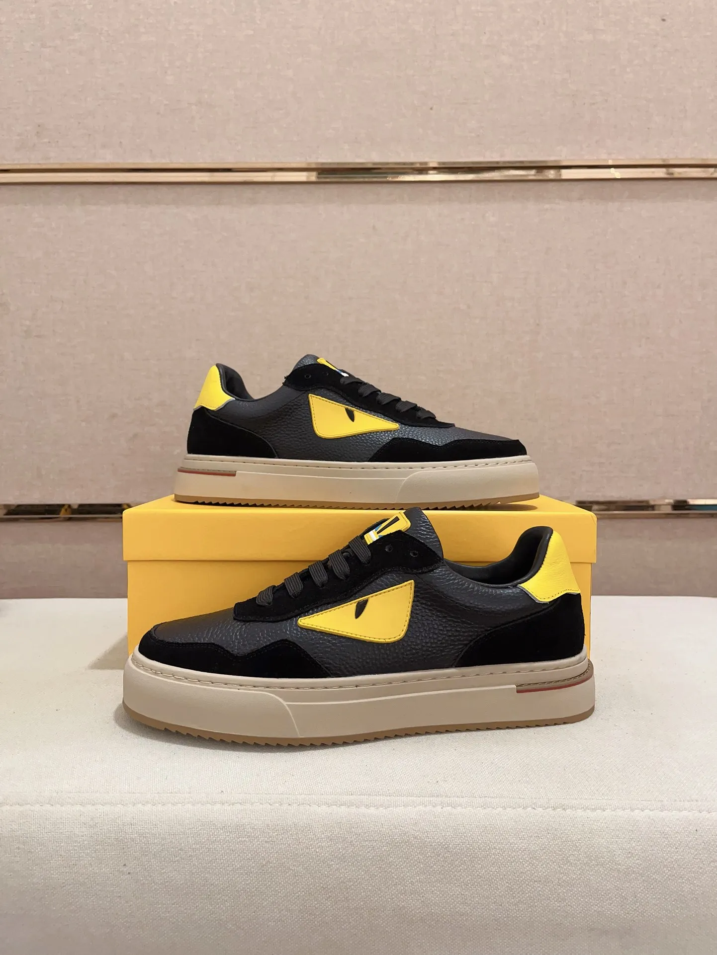 Men's shoes💰: 400💰[Fendi] Fendi's latest casual shoes for men! Available at counters simultaneously! A one-to-one replica of the original. All imported official website one-to-one cowhide fabric. The interior is made of top-grade sheepskin, and the original factory-supplied rubber outsole is used. Leading new fashion concepts. Matching code: 38-44. (can be customized for 45 non-refundable)